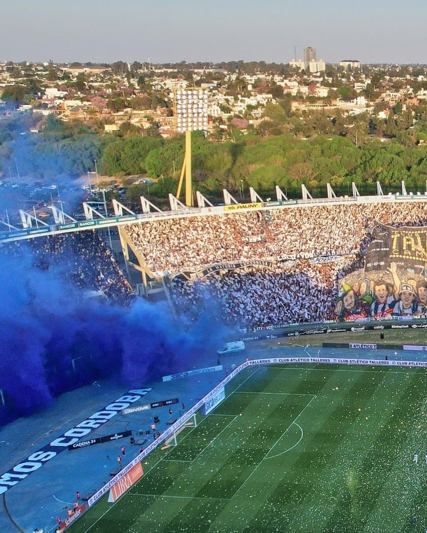 Estadio Mario Alberto Kempes colmado, con tifo y humo en las tribunas