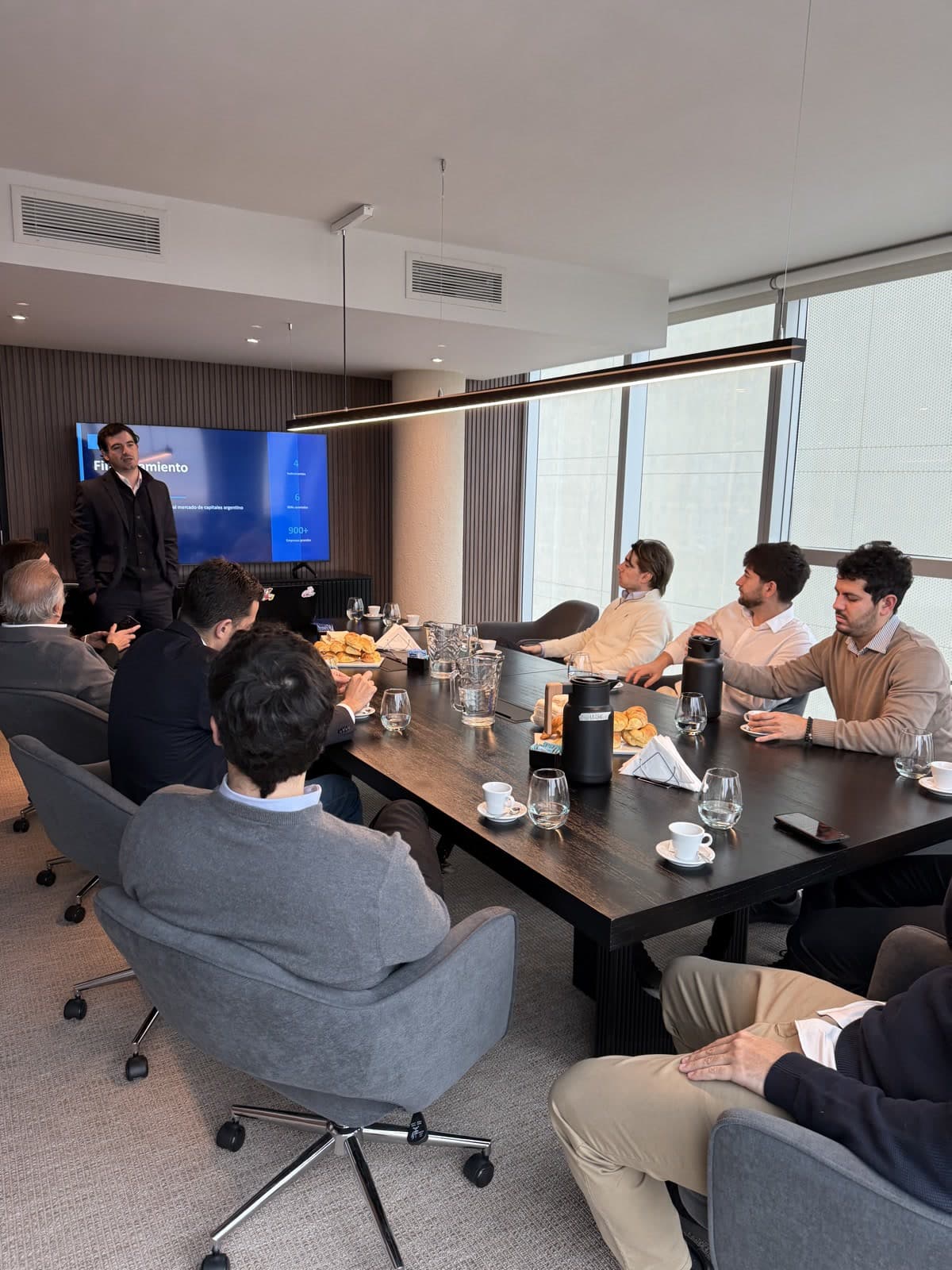 Charla con especialistas en una sala de Espacio IEB