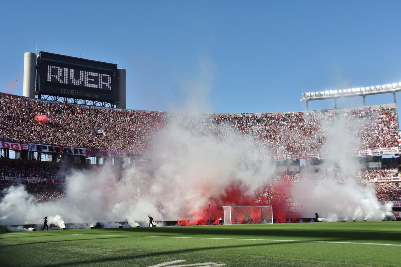 Estadio Monumental colmado durante un partido